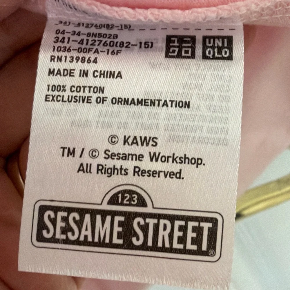 KAWS x UNIQLO Sesame Street PINK ELMO T -SHIRT Size MEDIUM NEW NWT RARE! - Picture 9 of 9